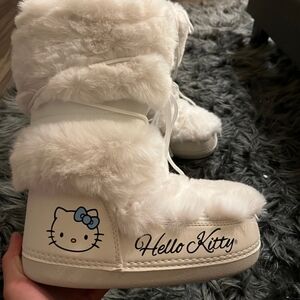 Hello Kitty faux fur moon boots. New